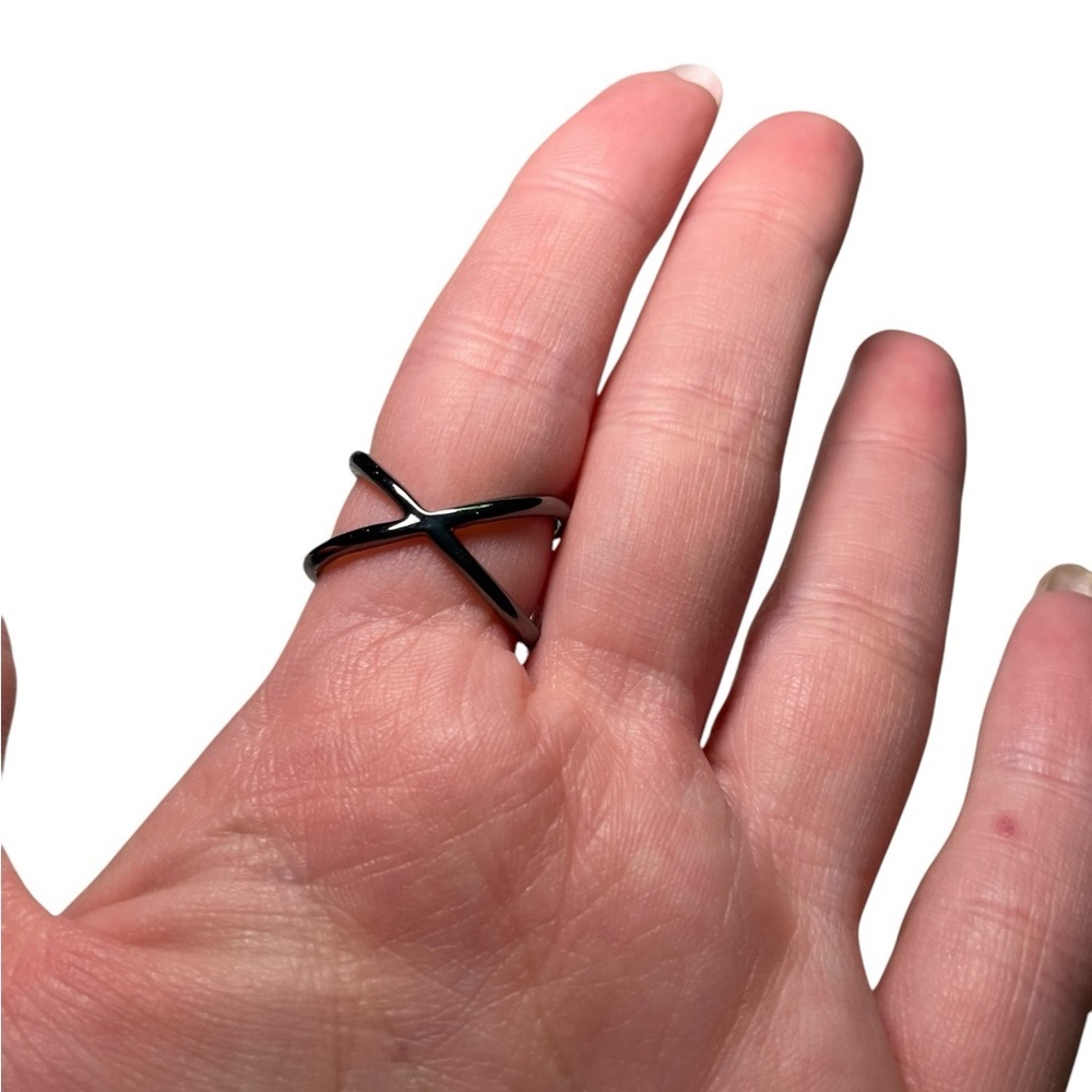 Lisa Freede Gunmetal Silver Cubic Zorconia X Shape Ring Size 7 - Picture 3 of 5